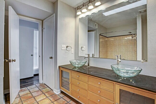 Building Photo - 217 Roy St