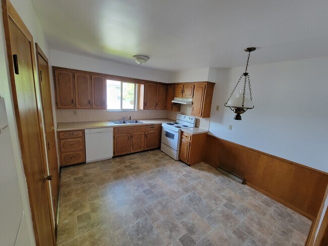 Kitchen - 1835 Cromwell Dr