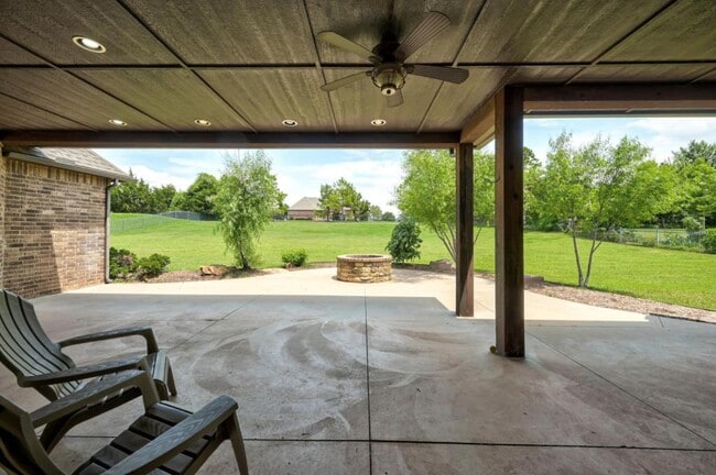 Building Photo - 22090 White Pine Cir