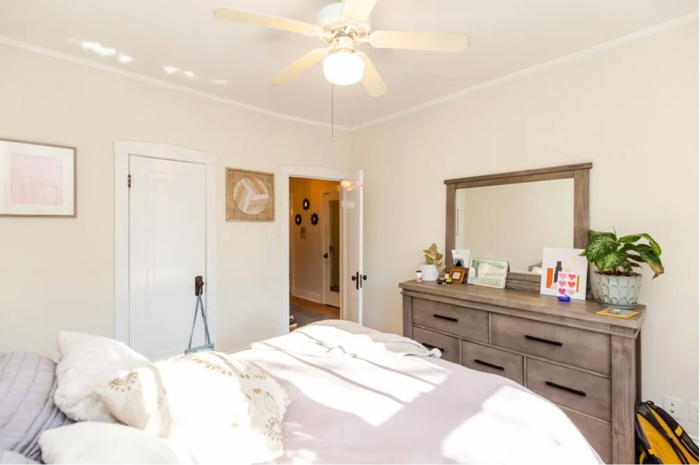 Building Photo - 823 W Wrightwood Ave