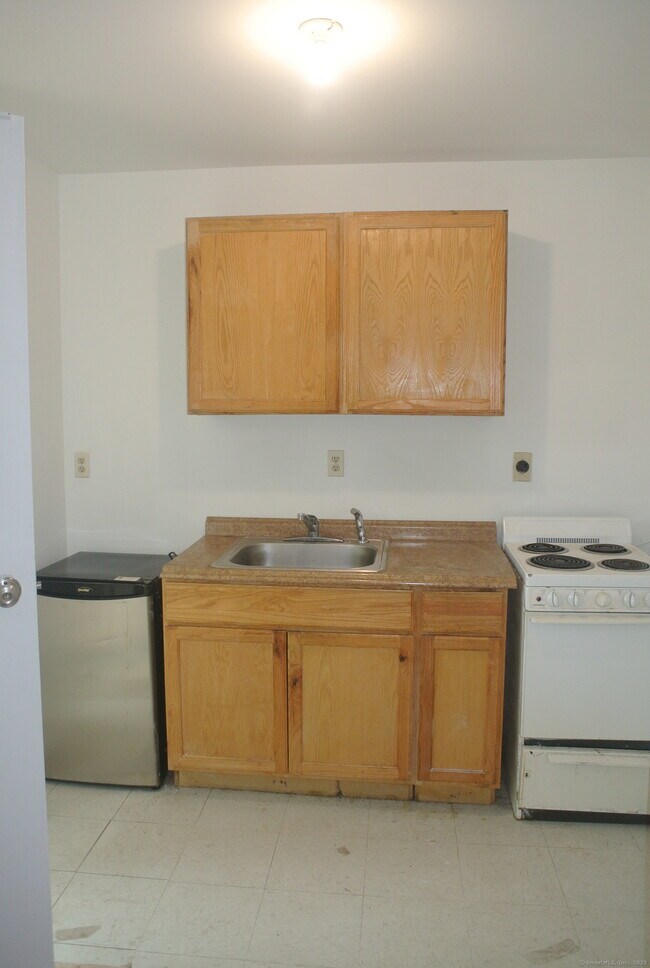 Building Photo - 130 Winchester Ave