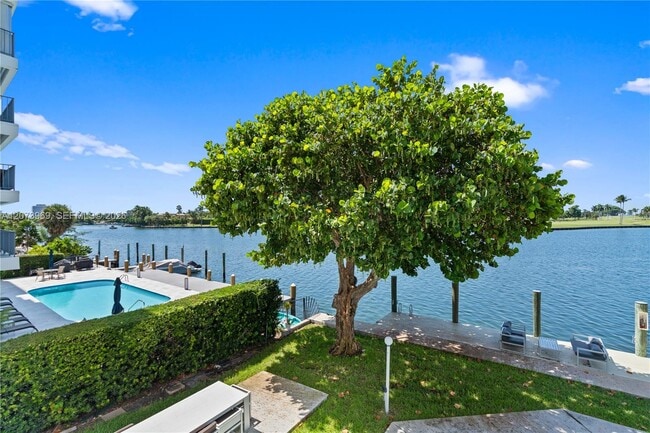 Building Photo - 9250 W Bay Harbor Dr