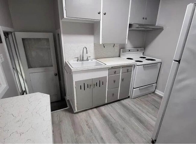 Building Photo - 400 Barth Ave