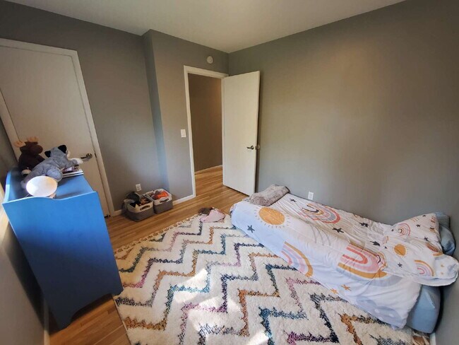 Building Photo - 4 bed 2 bath Comfortable and spacious single-family house, in NE Minneapolis