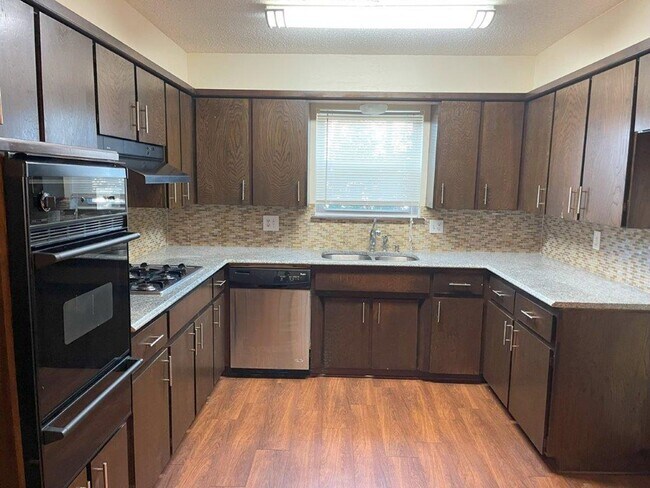 Building Photo - Beautiful 3 bed home for rent in Midwest C...