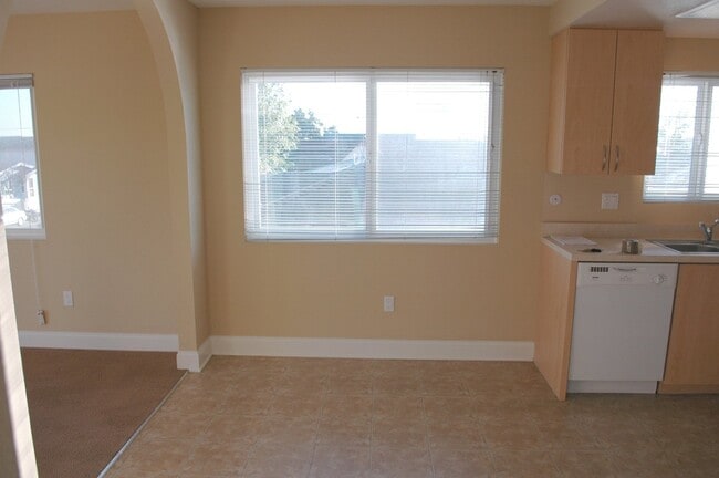 Building Photo - 951 W Summerland Ave