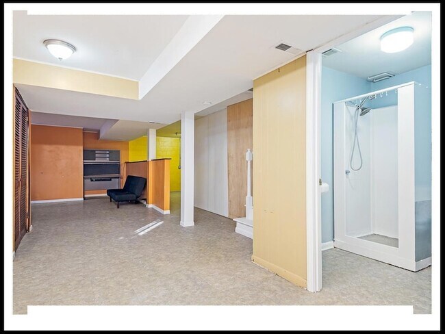 Building Photo - 112 E Lawson St