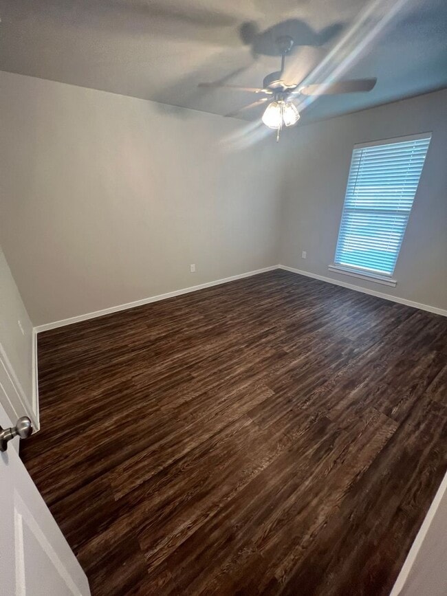 Building Photo - Available NOW! 3/2/1 Town Home