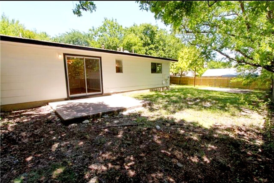 Building Photo - 9805 Dallum Dr