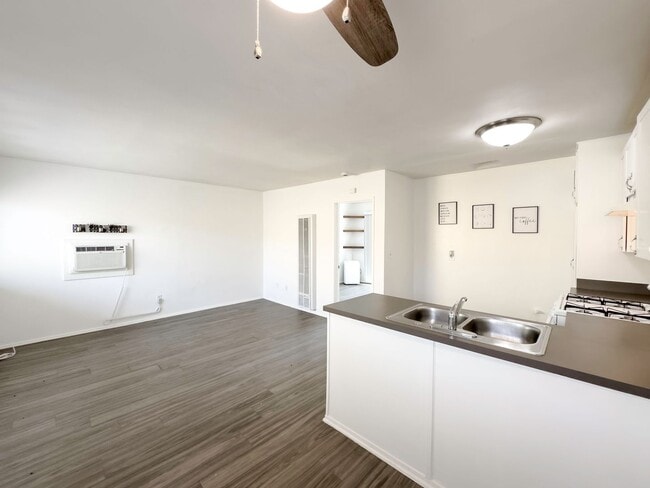 Building Photo - CUTE CONDO IN A DUPLEX W/ LARGE BACKYARD AVAILABLE FOR RENT!