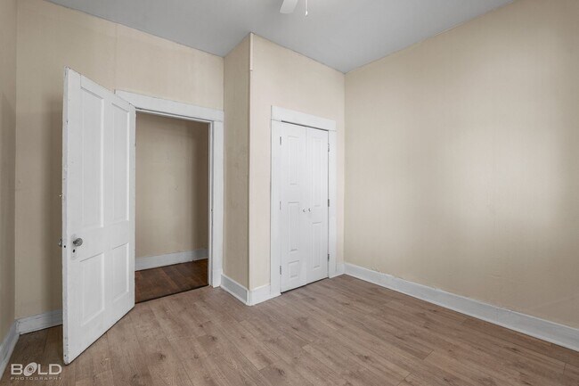 Building Photo - 2 bed 1 Bath Duplex