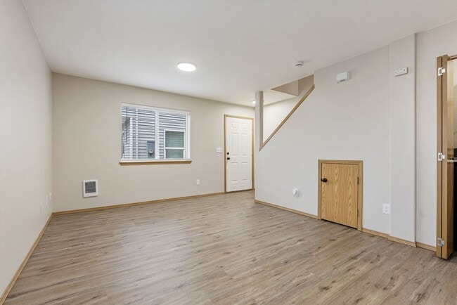 Building Photo - Spacious 2-Bedroom/1.5 bathroom in SE Portland
