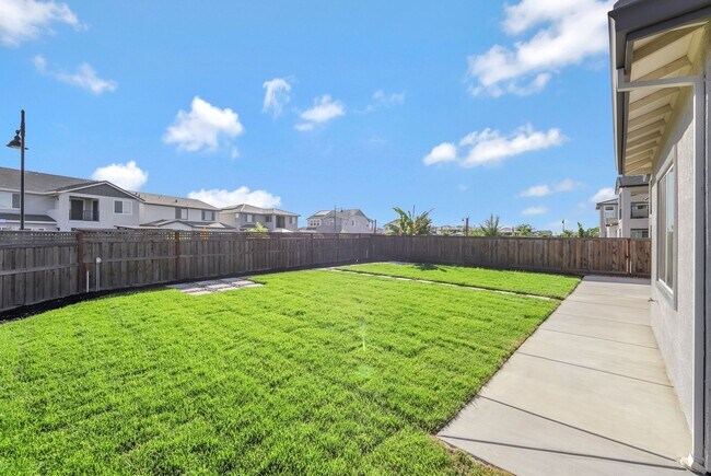 Building Photo - Beautiful Corner Lot 3 Bed 3 Bath Home