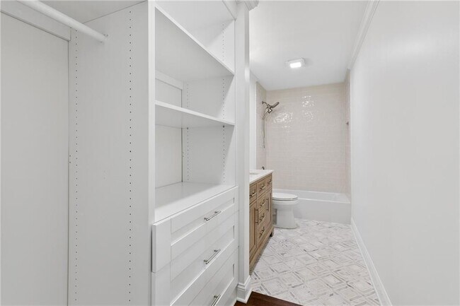 Building Photo - 1296 Hilton Dr