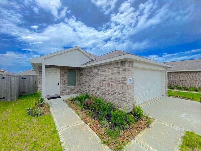Primary Photo - 21015 Longeni Dr