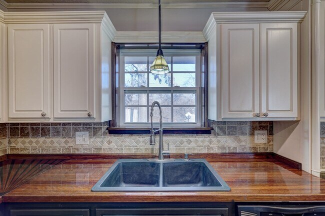 Building Photo - 4 bed 3 bath home!