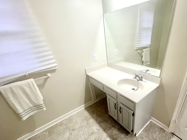 Primary ensuite with double vanity - 2540 Providence Creek Rd