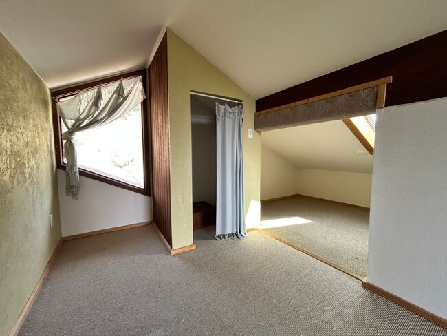 Building Photo - 2 Bedroom Mountain Home with Loft and Spec...