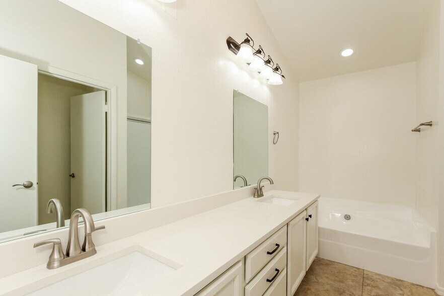 Building Photo - 4546 E Villa Theresa Dr