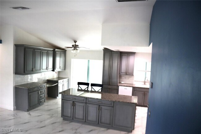 Building Photo - 1805 SE Van Loon Terrace