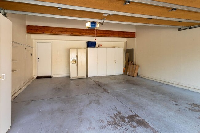 Building Photo - Beautiful Townhome in Central Colorado Springs!