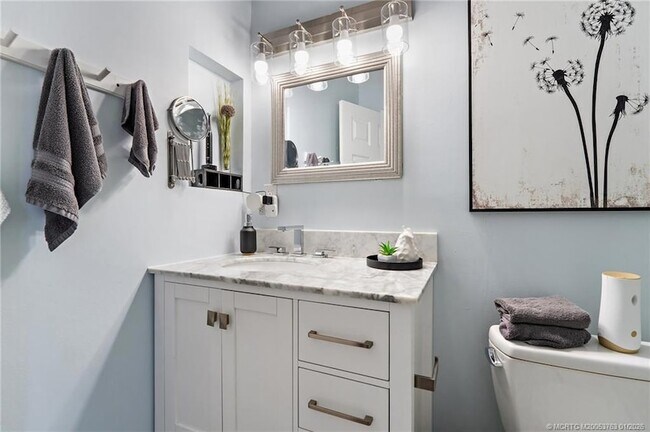 Building Photo - 310 SE Denver Ave