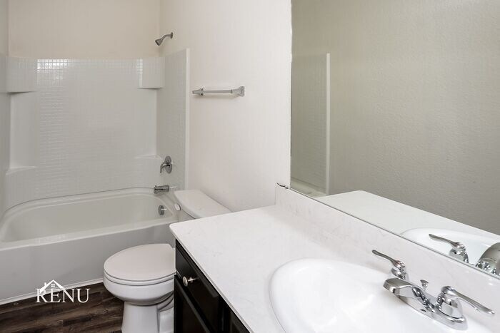 Building Photo - 530 London Dr