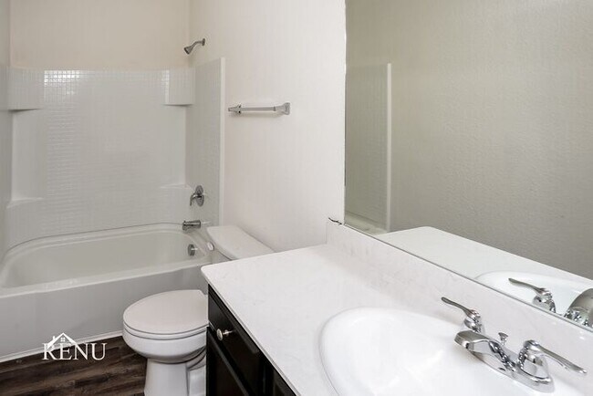 Building Photo - 466 London Dr