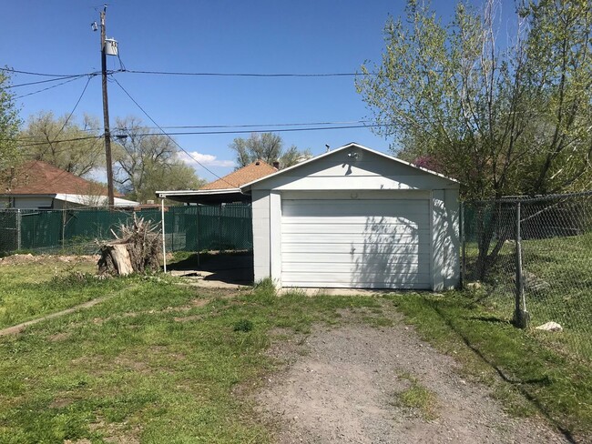 Building Photo - 3 Bedroom House with Garage