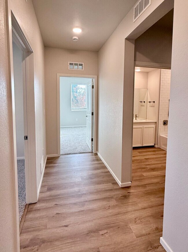 Building Photo - Modern 2-Bedroom Condo in Fort Collins - B...