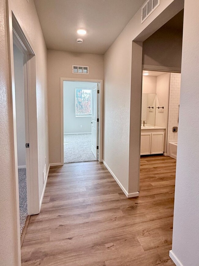 Building Photo - Modern 2-Bedroom Condo in Fort Collins - Bright, Spacious & Move-In Ready