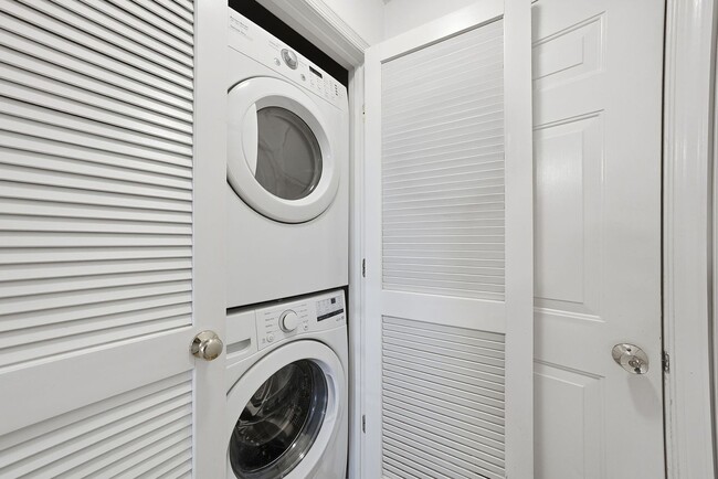 Building Photo - Enjoy the ease of condo style townhome living in this bright and inviting end unit.