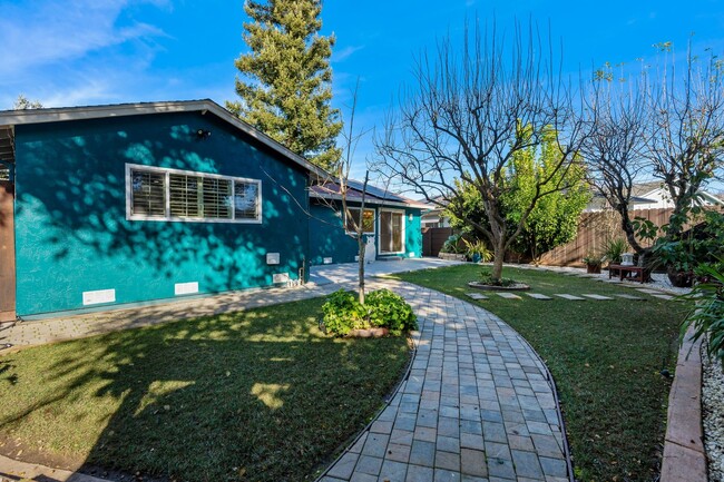 Building Photo - Beautifully remodeled 3-bedroom, 2-bathroo...