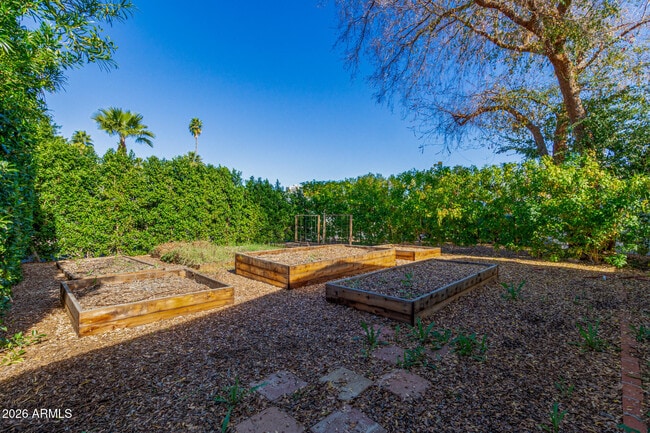 Building Photo - 429 W Flower St