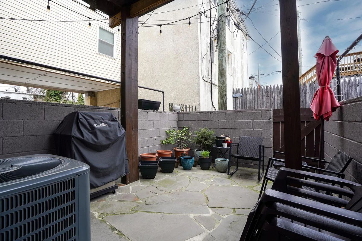 Building Photo - 22 E Heath St