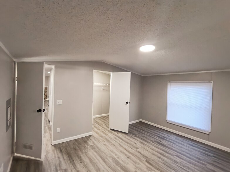 Building Photo - 64 Deerwood Park