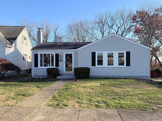 Building Photo - Nice three bedroom home located in an Excellent neighborhood!