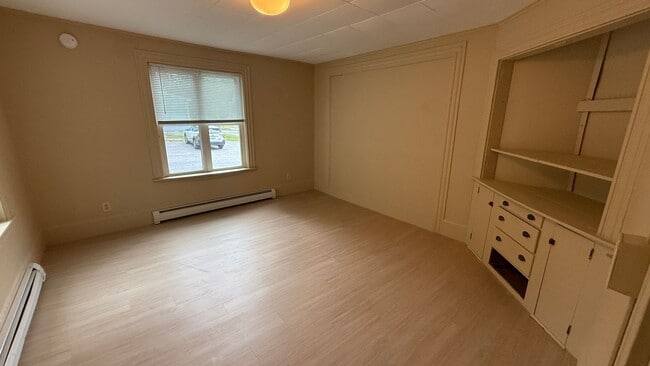 Building Photo - 5 Bedroom 2 bathroom House Available for r...