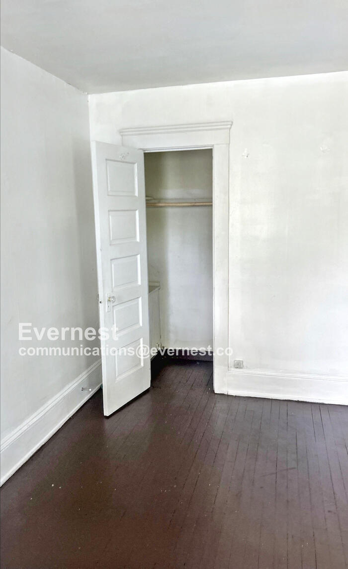 Building Photo - 2213 E 82nd St