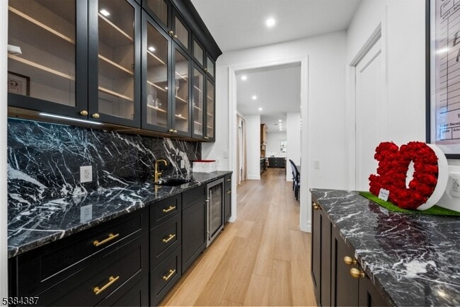 Building Photo - 472 High St