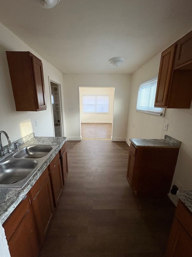 Building Photo - Spacious 4 Bedroom, 1 Bathroom Single Family Home