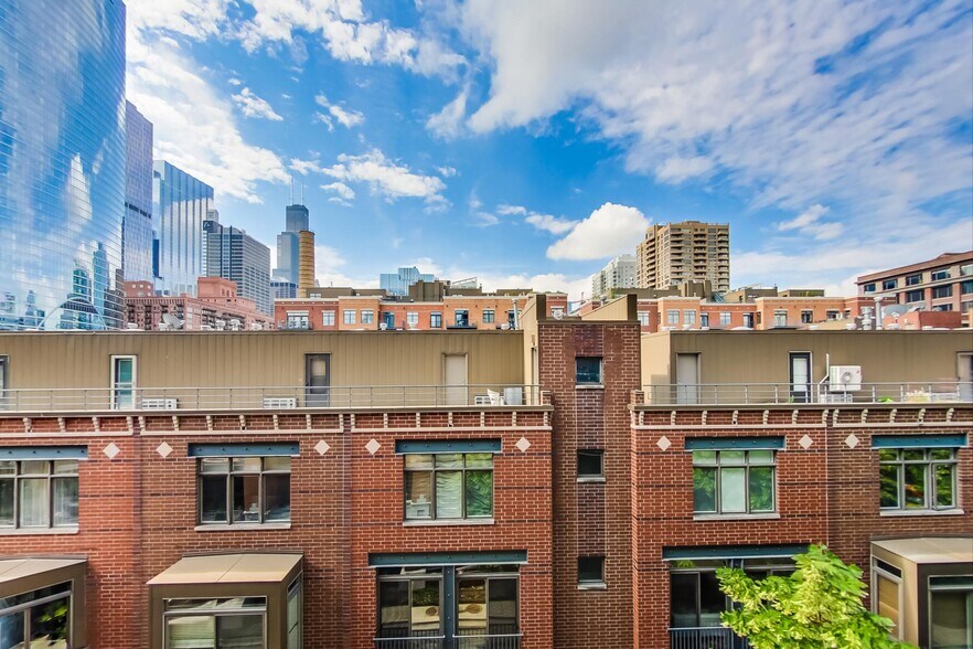 Building Photo - 330 N Clinton St