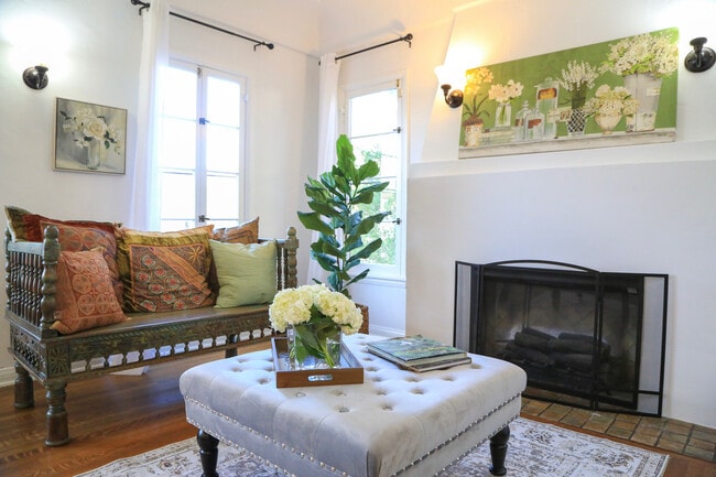 Building Photo - 601 S Sweetzer Ave