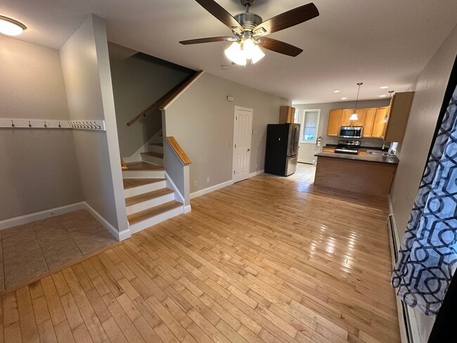 Building Photo - Beautiful Townhouse in NEW NORTH END Burlington 3BD/4BA