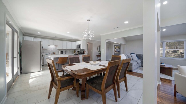 Dining Room Table - 2809 Barcody Rd SE