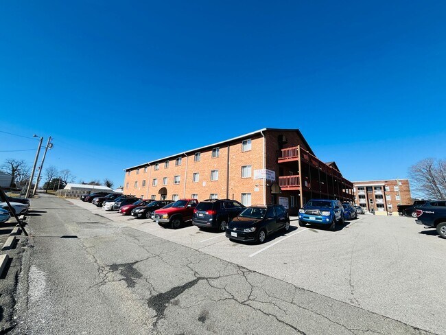 Building Photo - * RE-RENTAL AVAILABLE 8/14/26 * 4 Bedroom, 2 Bath Apartment