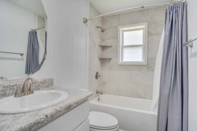 Building Photo - Completely Remodeled 3BR Home on Nearly an Acre with In-Ground Pool, Pool Service Included & Huge...