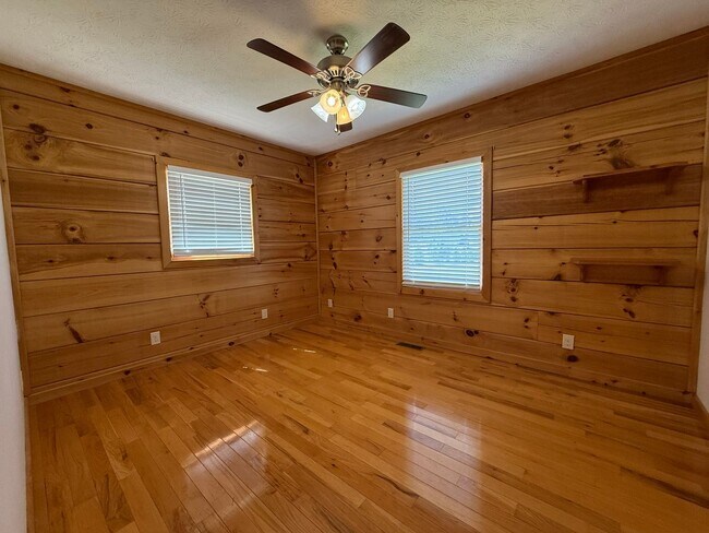 Building Photo - 1404 Maple Ln