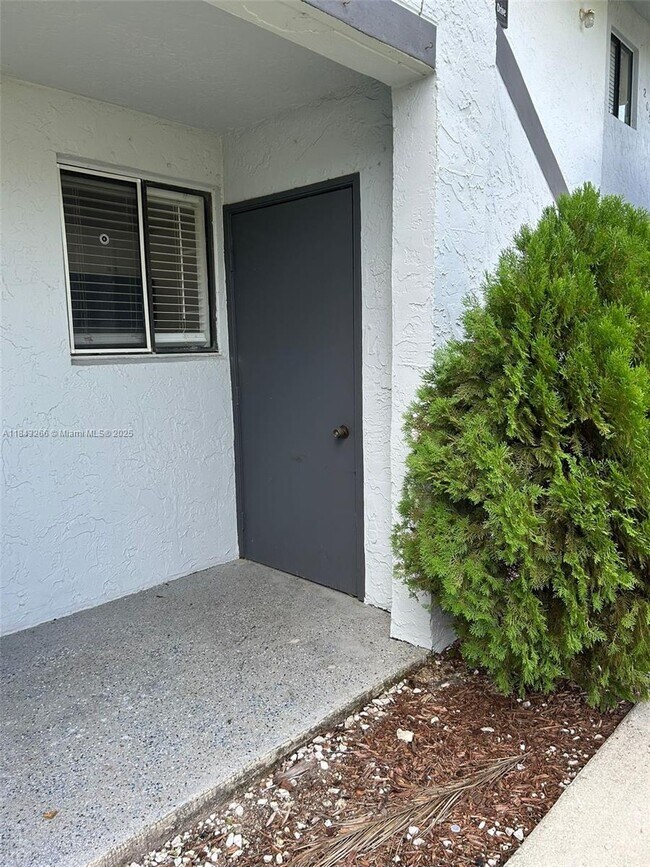 Building Photo - 153 Lakeview Dr