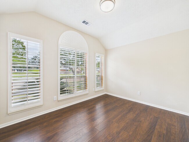 Building Photo - 519 Promenade Blvd